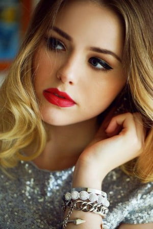 maquillaje con labios rojos