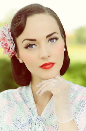 maquillaje con labios rojos
