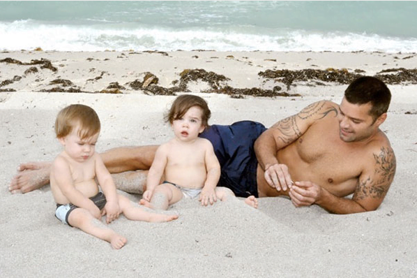 Ricky Martin con sus bebés en la playa