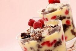 Read more about the article Receta para Enloquecer a Cualquiera: Trifle de Brownie con Frambuesas