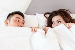 Read more about the article ¿Cómo duermes con tu Pareja? ¡¡Acá los significados de todas las posturas en el Tuto de a dos!!