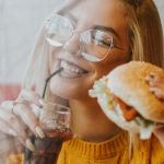 Comer dos hamburguesas produce el mismo placer que un Orgasmo