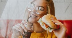 Read more about the article Comer dos hamburguesas produce el mismo placer que un Orgasmo