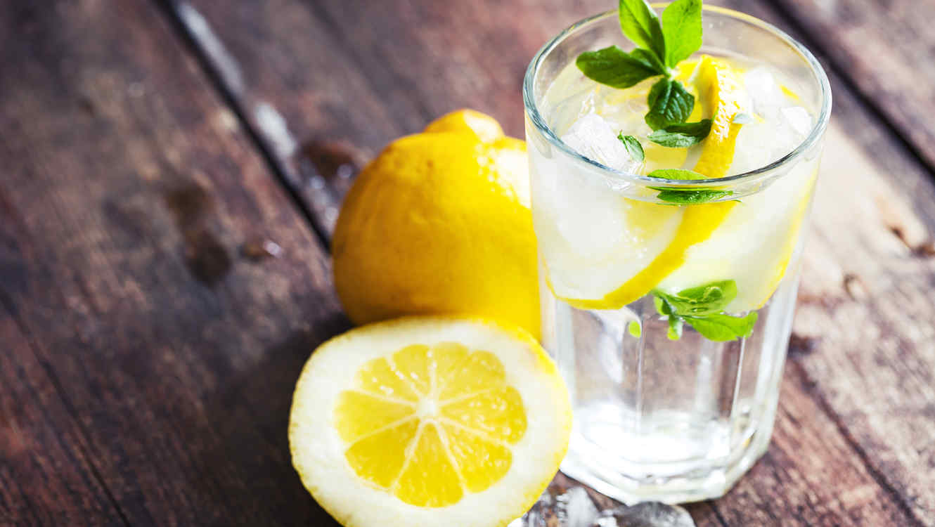 You are currently viewing Beneficios de tomar agua tibia con limón