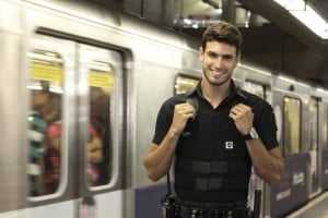 Read more about the article El sexy guardia de Metro que ha revolucionado a las pasajeras!