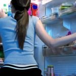 ¿Cómo reducir los atracones nocturnos al refrigerador?