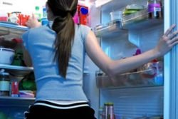 Read more about the article ¿Cómo reducir los atracones nocturnos al refrigerador?