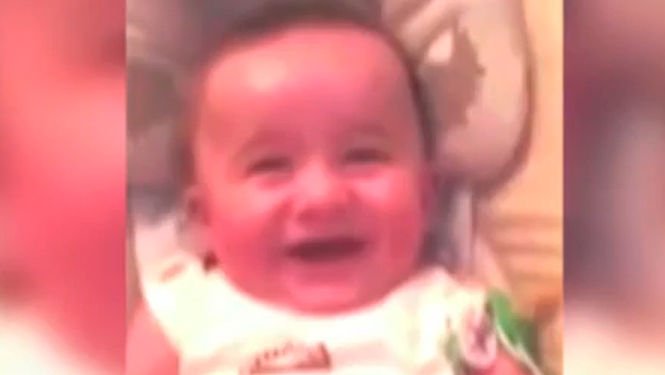 You are currently viewing Mira el video de un exquisito bebé que ríe como un villano