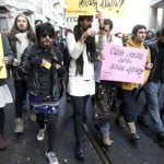 Hombres marchan en falda para protestar contra la violencia machista en Turquía