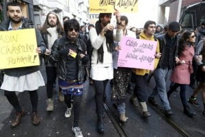 Read more about the article Hombres marchan en falda para protestar contra la violencia machista en Turquía