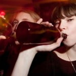 Mujeres inteligentes son más propensas a ser alcohólicas según estudio