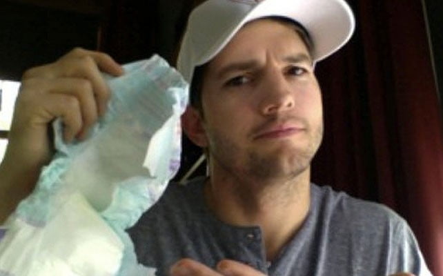You are currently viewing Ashton Kutcher exige que los baños de hombres cuenten con instalaciones para mudar a sus bebés