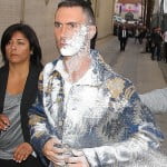 Adam Levine atacado con una “bomba“ de azucar