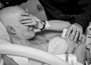 Read more about the article Lindas imágenes de una mujer con cáncer de mama y su hijo recién nacido
