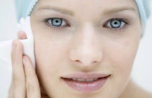 Read more about the article ¿Sabes por qué es importante limpiar tu piel antes de dormir?