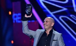 Read more about the article Pitbull le dirige un controvertido mensaje a Donald Trump en Premios Juventud