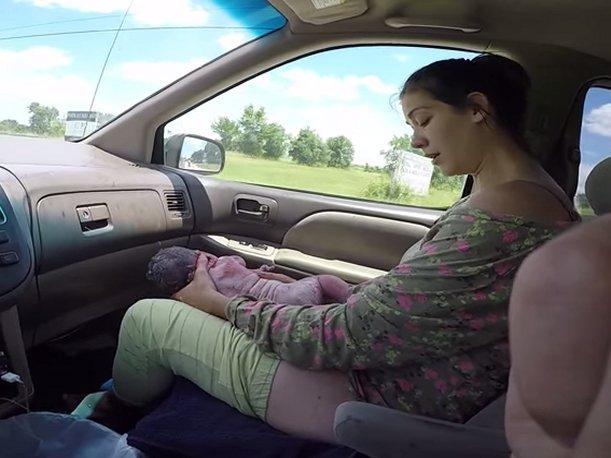 You are currently viewing Video: Mujer da a luz en su auto. Increíble momento!