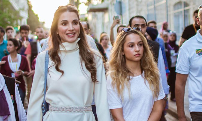You are currently viewing La reina Rania muestra con orgullo a su guapa hija, la princesa Imán