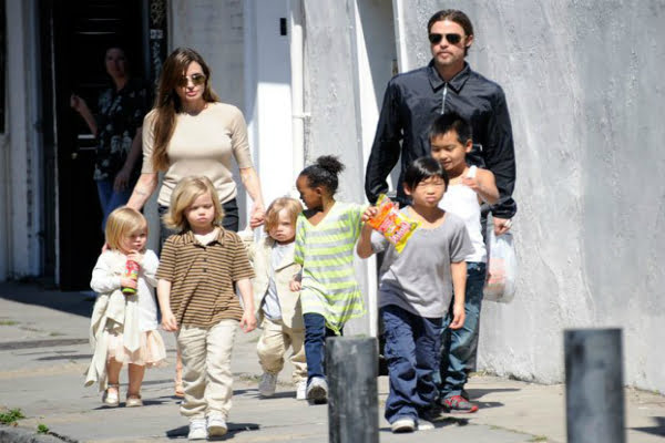 Read more about the article Angelina Jolie y Brad Pitt van a adoptar un niño sirio