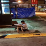 La fotografía del niño que estudia en la calle que se volvió viral