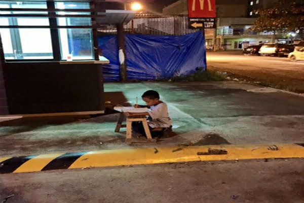 Read more about the article La fotografía del niño que estudia en la calle que se volvió viral