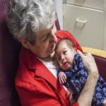 Hospital Estadounidense desarrolla programa de abrazos para bebés prematuros