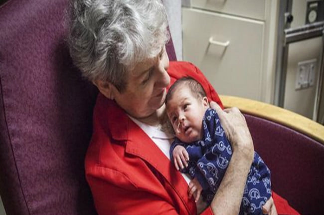 Read more about the article Hospital Estadounidense desarrolla programa de abrazos para bebés prematuros
