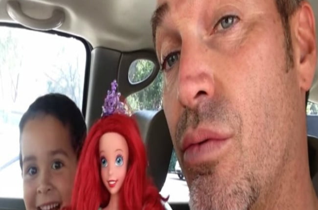 Read more about the article Esta es la reacción de un padre cuando su hijo decide comprar una muñeca