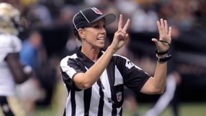 Read more about the article La Historia de Sarah Thomas, la primer Referee en la Historia de la NFL