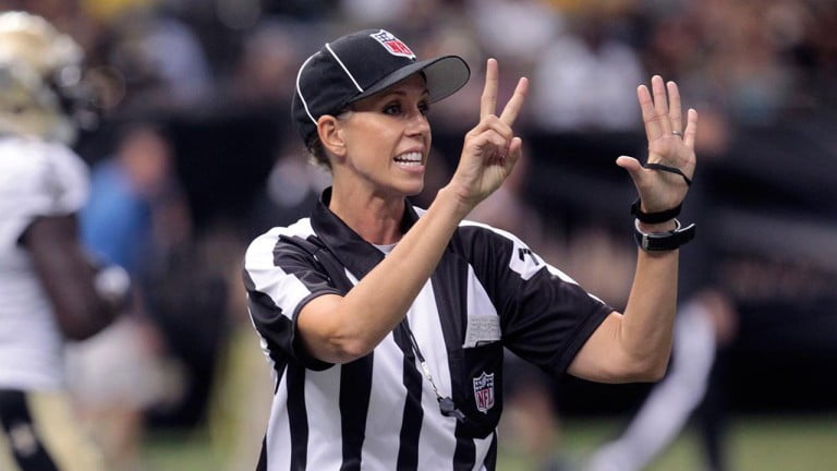 Read more about the article La Historia de Sarah Thomas, la primer Referee en la Historia de la NFL