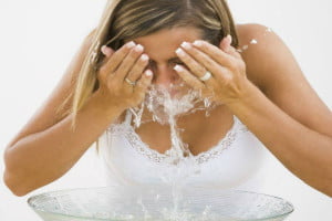 Read more about the article Cómo limpiarse la cara de manera correcta