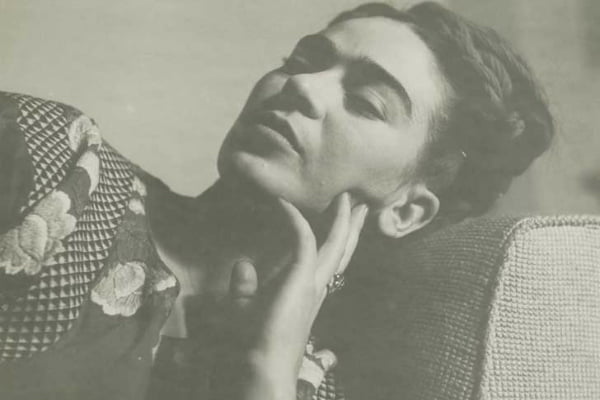 You are currently viewing 15 profundas frases de amor que Frida Kahlo quiso entregarle al mundo