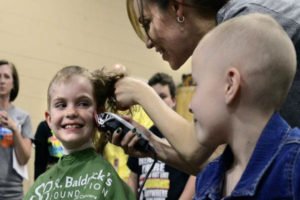 Read more about the article 80 niños se cortaron el cabello para solidarizar con una compañera que tenía cáncer