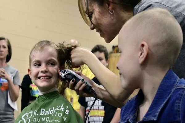 You are currently viewing 80 niños se cortaron el cabello para solidarizar con una compañera que tenía cáncer