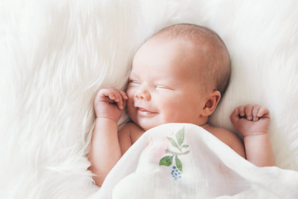 Read more about the article Bebés recien nacidos: 7 cosas que debes saber antes de visitarlo