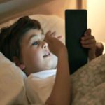 ¿Calmas a los niños con un celular o tablet? Entérate del daño que produce