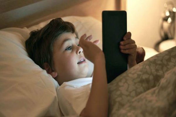 Read more about the article ¿Calmas a los niños con un celular o tablet? Entérate del daño que produce
