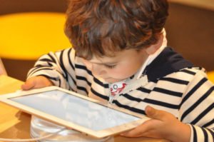 Read more about the article Cómo hacer que tus hijos naveguen seguros por internet