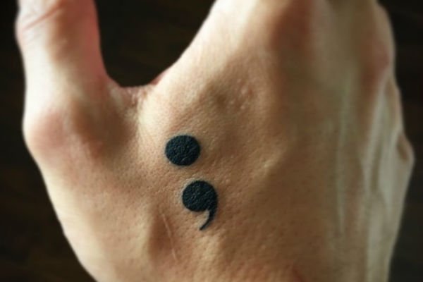 You are currently viewing Tatuaje punto y coma: Una forma de decir que elegiste la vida