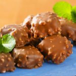 ¡Aprende a hacer bombones caseros de chocolate y nuez!