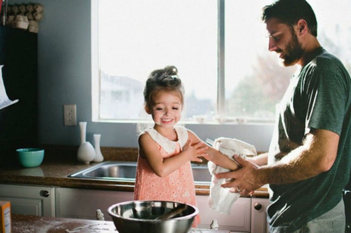 Read more about the article Los padres que participan en las labores del hogar tienen hijas más exitosas