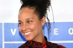 Read more about the article Alicia Keys lo hizo: fue sin maquillaje a la alfombra roja