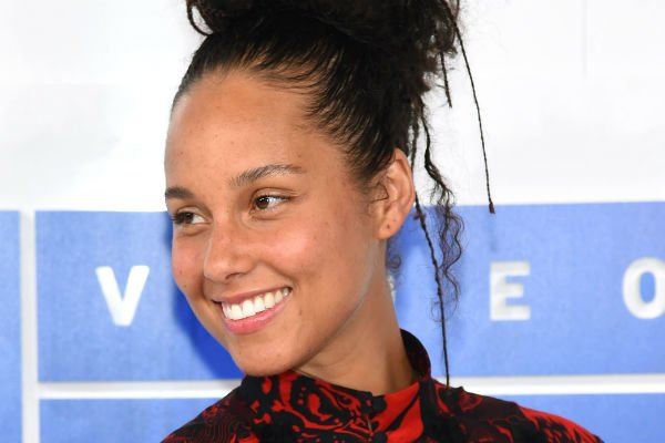 You are currently viewing Alicia Keys lo hizo: fue sin maquillaje a la alfombra roja