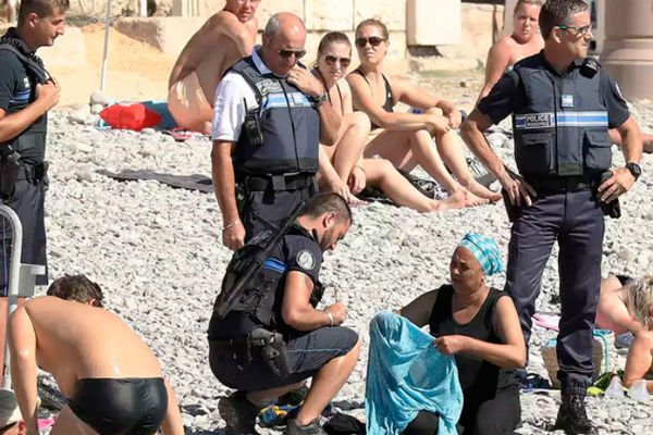 Read more about the article Burkini: 4 policías obligaron a una musulmana a quitarse el traje