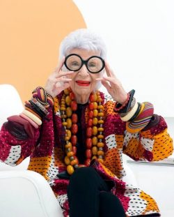 Read more about the article Iris Apfel, un ícono de la moda a los 95 años