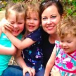 Madre anti-vacunas cambió de opinión después que sus hijas enfermaran