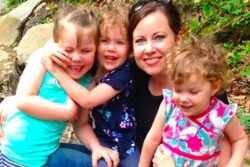 Read more about the article Madre anti-vacunas cambió de opinión después que sus hijas enfermaran
