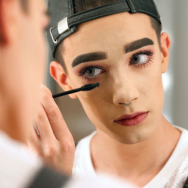 Read more about the article La línea de cosméticos Cover Girl presenta a su primer rostro masculino