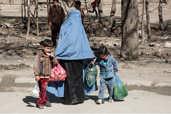 You are currently viewing Decapitan a una mujer en Afganistán por ir a comprar sola