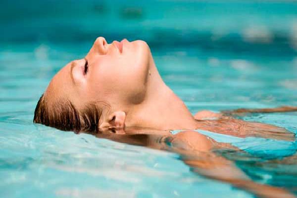 Read more about the article ¿Cómo afecta el cloro de las piscinas a nuestra piel y cabello?